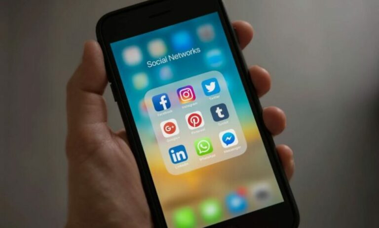 Social Media Scrolling: A Boredom Trap, Not a Cure, Study Reveals