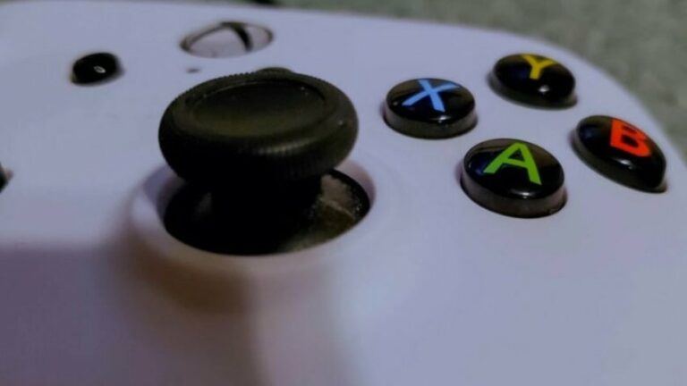 Unveiling a Rare Xbox Joystick Prototype: A Glimpse into Early Xbox One Development
