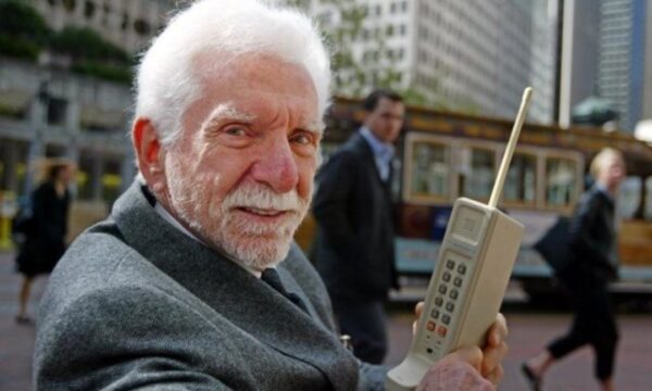 How Mobile Phones Were Invented: The Pioneering Efforts of Motorola