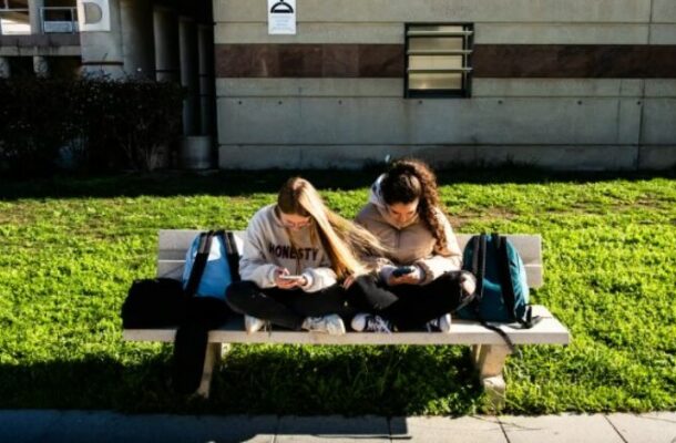  France Pushes for EU-Wide Action to Keep Teens Off Social Media Before 15