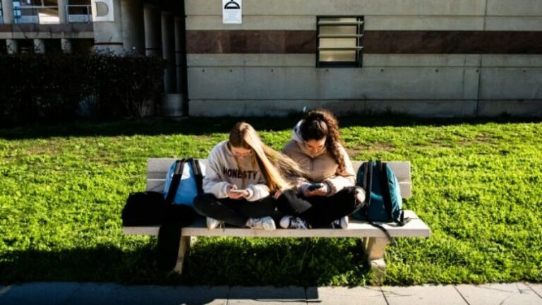  France Pushes for EU-Wide Action to Keep Teens Off Social Media Before 15
