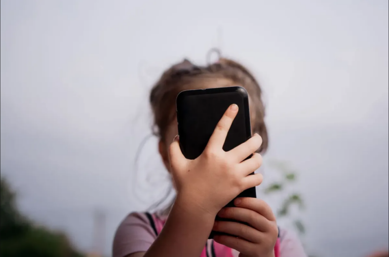 Smartphone Bans Show Positive Effects on Children’s Mental Health