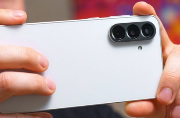 Global Smartphone Shipments Barely Rise as Samsung Holds Market Lead