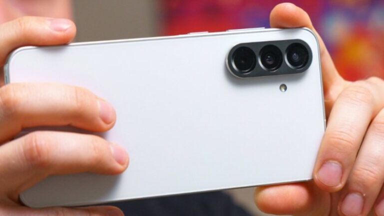 Global Smartphone Shipments Barely Rise as Samsung Holds Market Lead