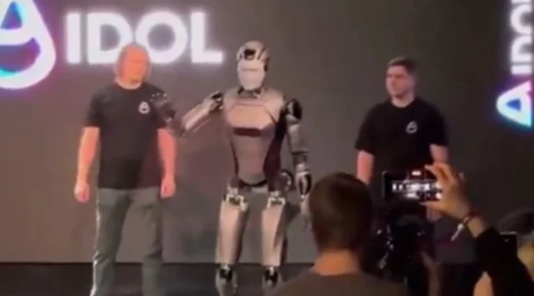 Russia’s First Humanoid Robot with AI Crashes Seconds After Debut