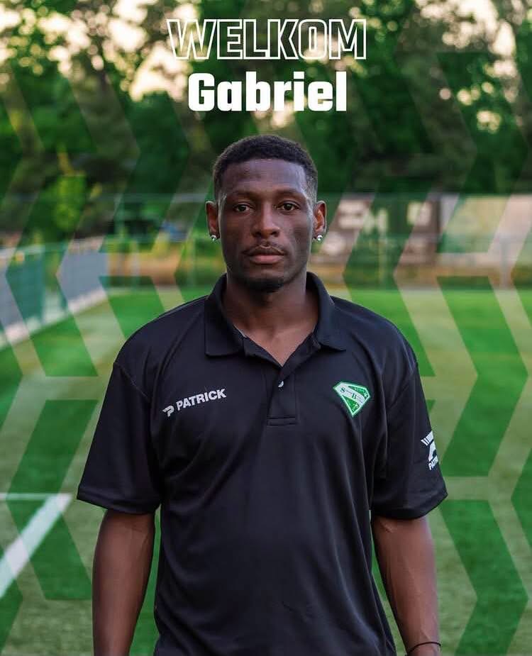 Welcoming banner with a man in a black polo on a soccer field; text says 'WELKOM Gabriel'.